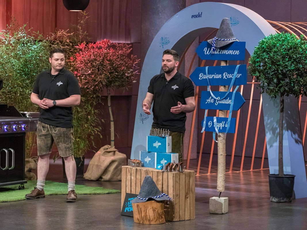 Die Gründer Tobias Daniel (links) und Alexander Feilen präsentieren bei „Die Höhle der Löwen“ ihren Bavarian Rescher.