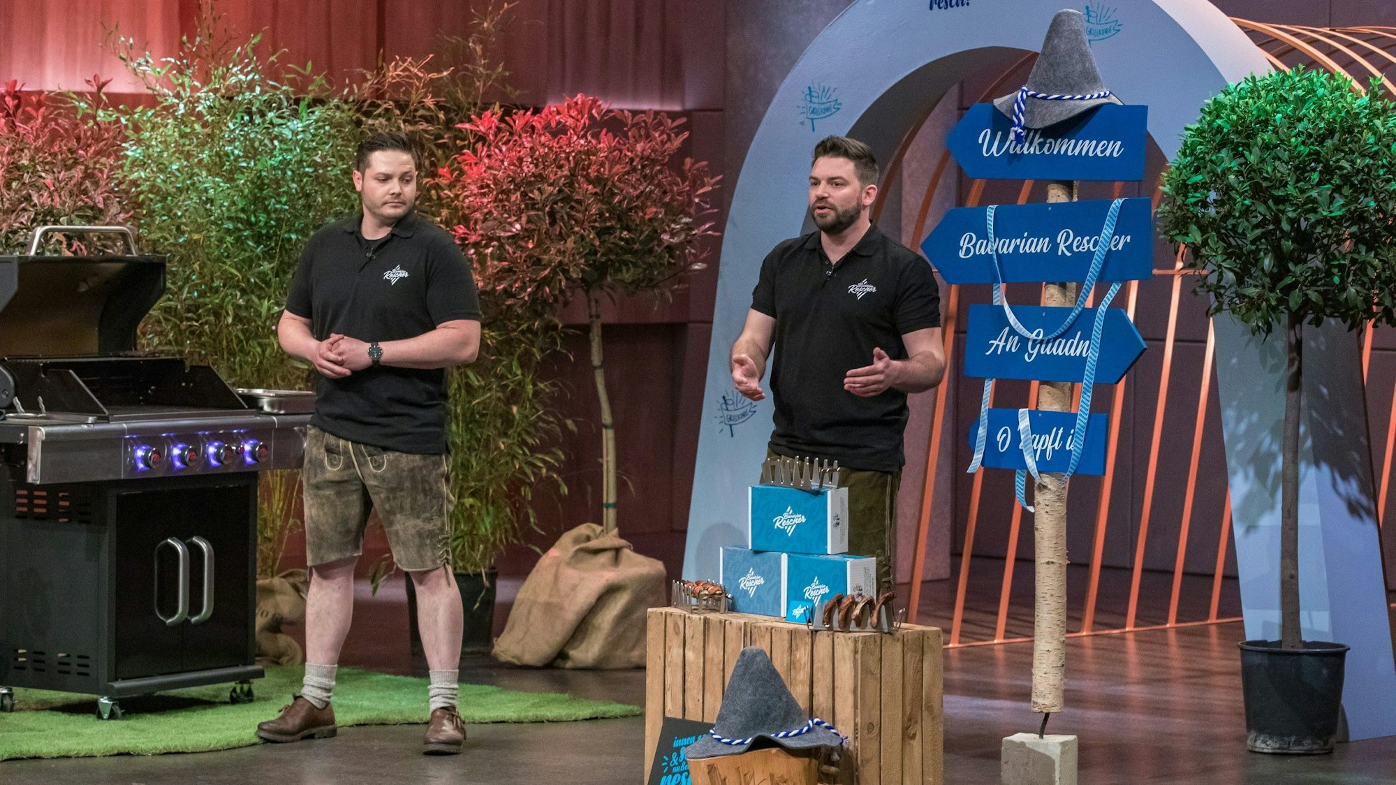 Die Gründer Tobias Daniel (links) und Alexander Feilen präsentieren bei „Die Höhle der Löwen“ ihren Bavarian Rescher.