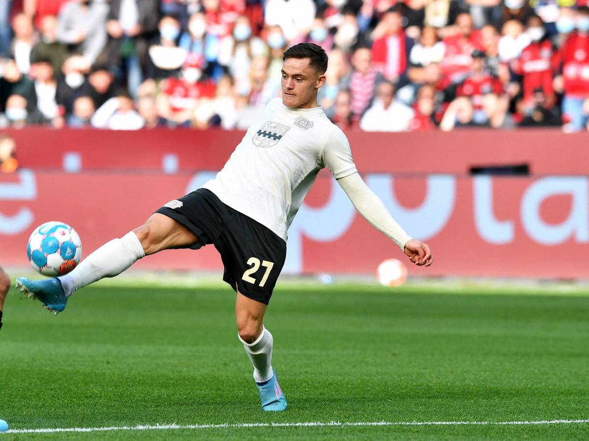 Leverkusens Florian Wirtz (rechts) behauptet den Ball gegen Kölns Kapitän Jonas Hector.