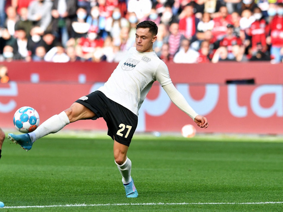 Leverkusens Florian Wirtz (rechts) behauptet den Ball gegen Kölns Kapitän Jonas Hector.