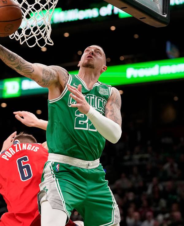 Daniel Theis (r) Center der Boston Celtics, zieht zum Korb, während der Center der Washington Wizards, Kristaps Porzingis versucht zu verteidigen.