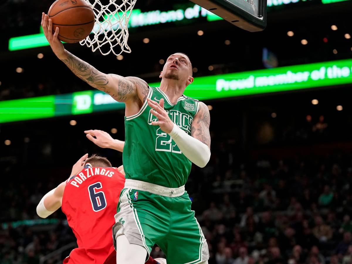 Daniel Theis (r) Center der Boston Celtics, zieht zum Korb, während der Center der Washington Wizards, Kristaps Porzingis versucht zu verteidigen.