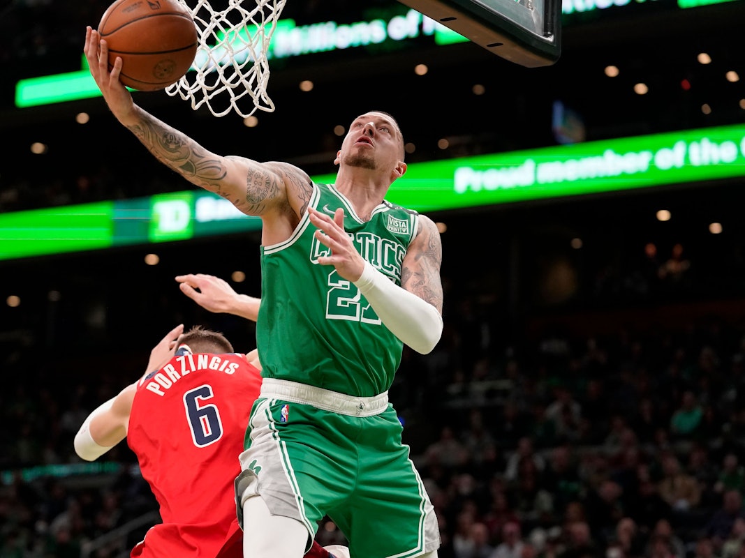 Daniel Theis (r) Center der Boston Celtics, zieht zum Korb, während der Center der Washington Wizards, Kristaps Porzingis versucht zu verteidigen.