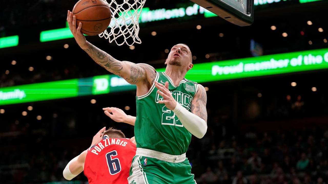 Daniel Theis (r) Center der Boston Celtics, zieht zum Korb, während der Center der Washington Wizards, Kristaps Porzingis versucht zu verteidigen.