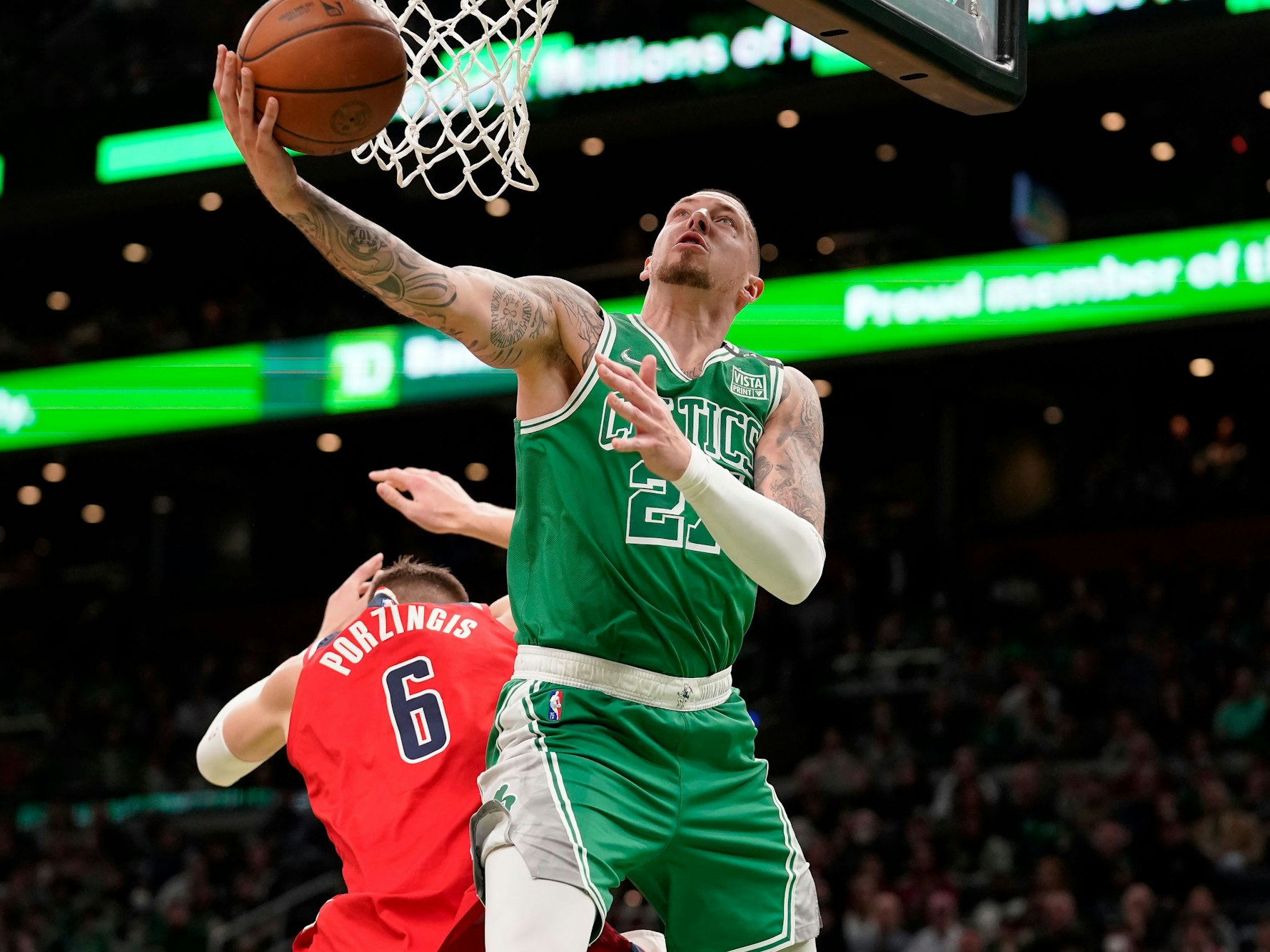 Daniel Theis (r) Center der Boston Celtics, zieht zum Korb, während der Center der Washington Wizards, Kristaps Porzingis versucht zu verteidigen.