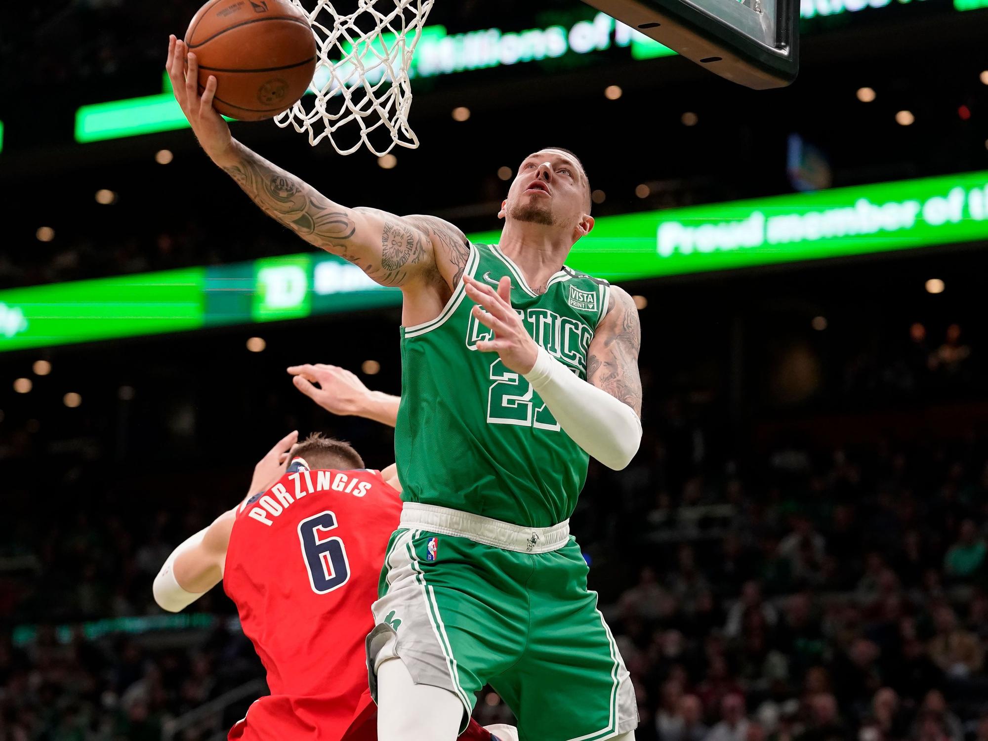 Daniel Theis (r) Center der Boston Celtics, zieht zum Korb, während der Center der Washington Wizards, Kristaps Porzingis versucht zu verteidigen.