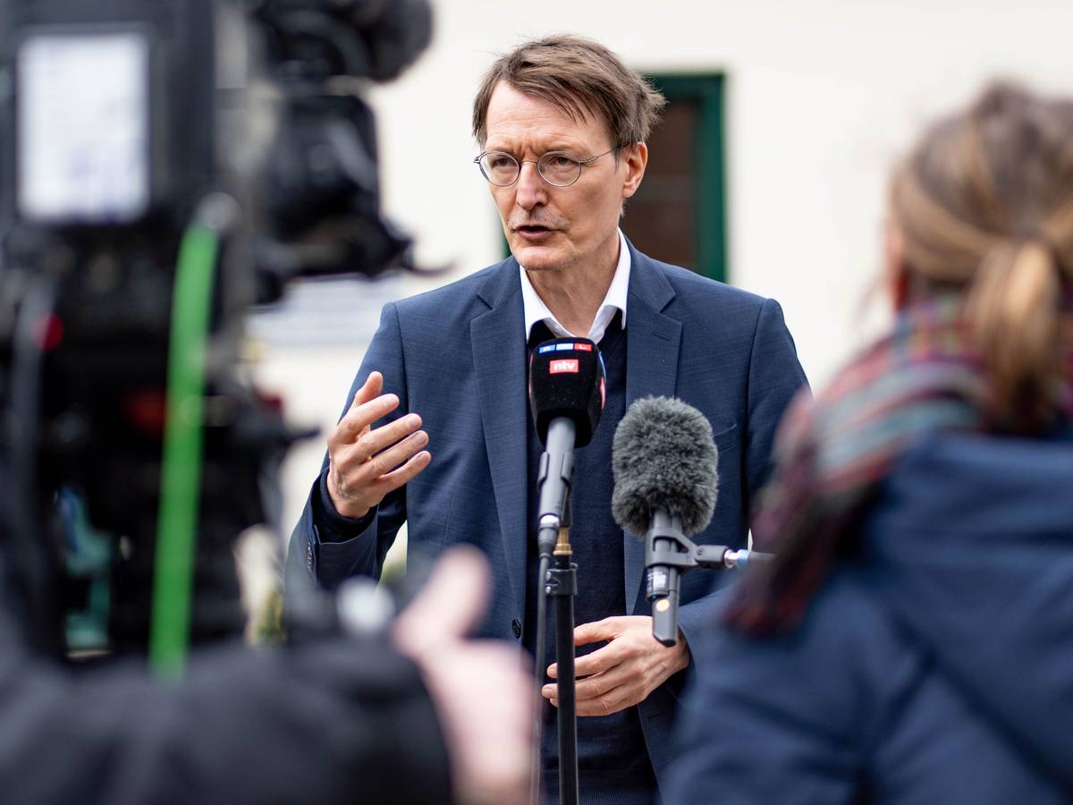 Karl Lauterbach (SPD), Bundesgesundheitsminister, spricht am 14. April vor dem Klinikum Nordfriesland mit Vertretern der Presse.