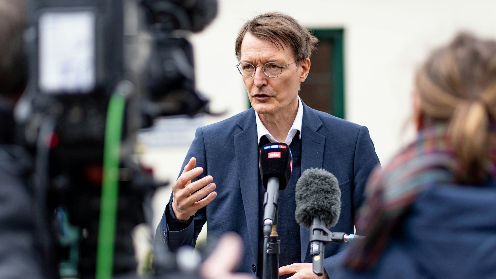 Karl Lauterbach (SPD), Bundesgesundheitsminister, spricht am 14. April vor dem Klinikum Nordfriesland mit Vertretern der Presse.