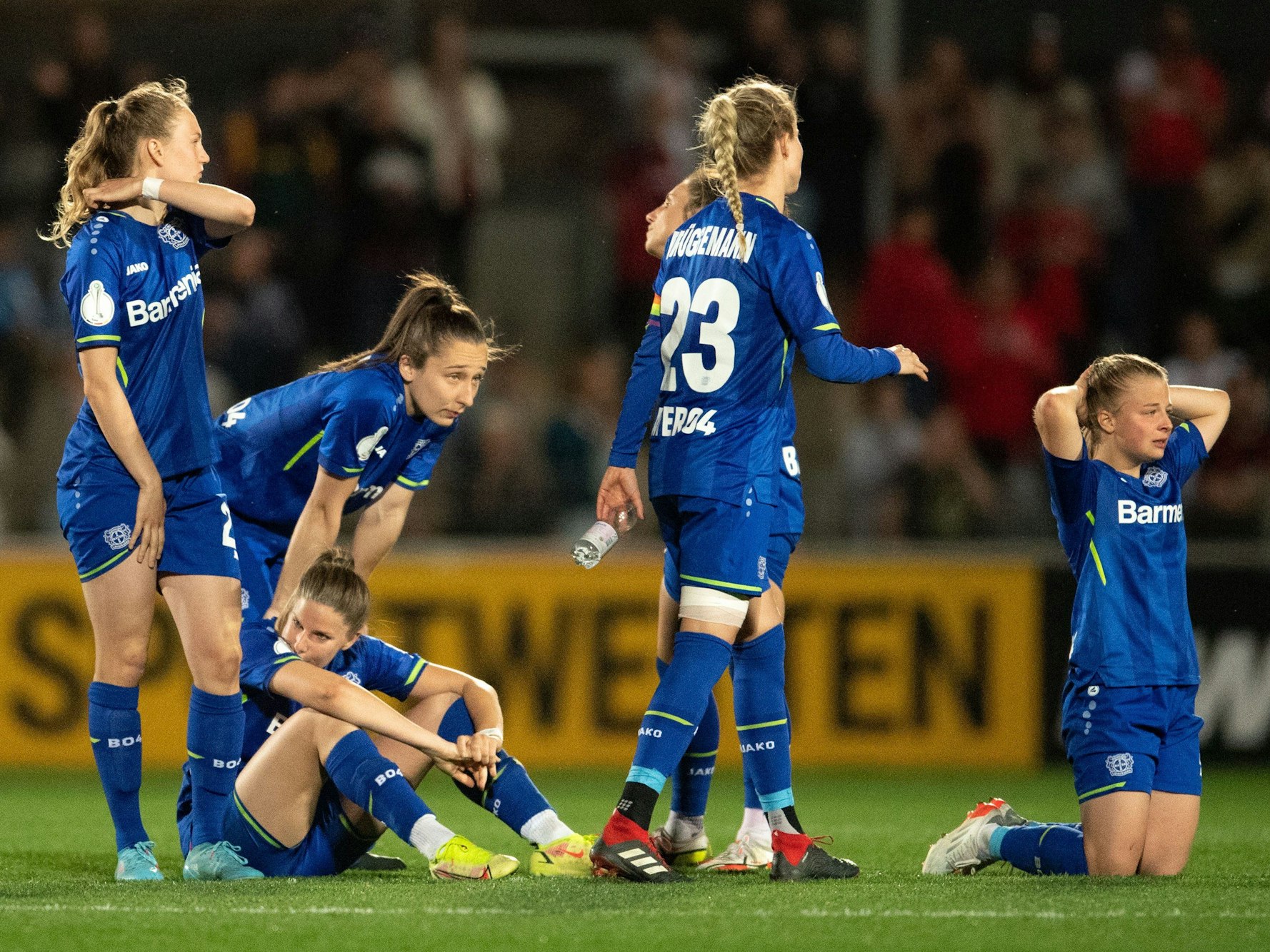 Die Leverkusenerinnen reagieren nach dem verlorenen Elfmeterschießen.