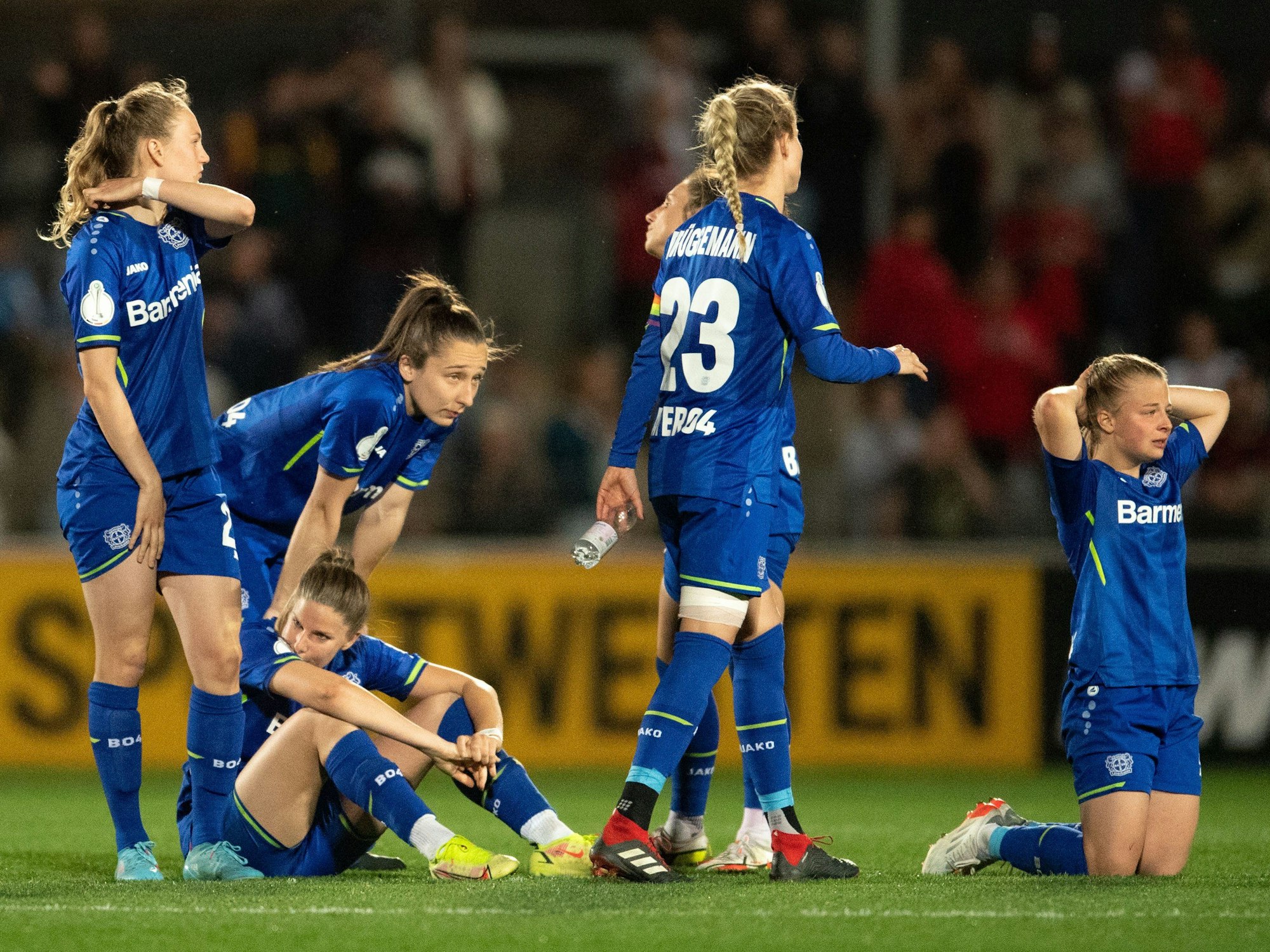 Die Leverkusenerinnen reagieren nach dem verlorenen Elfmeterschießen.