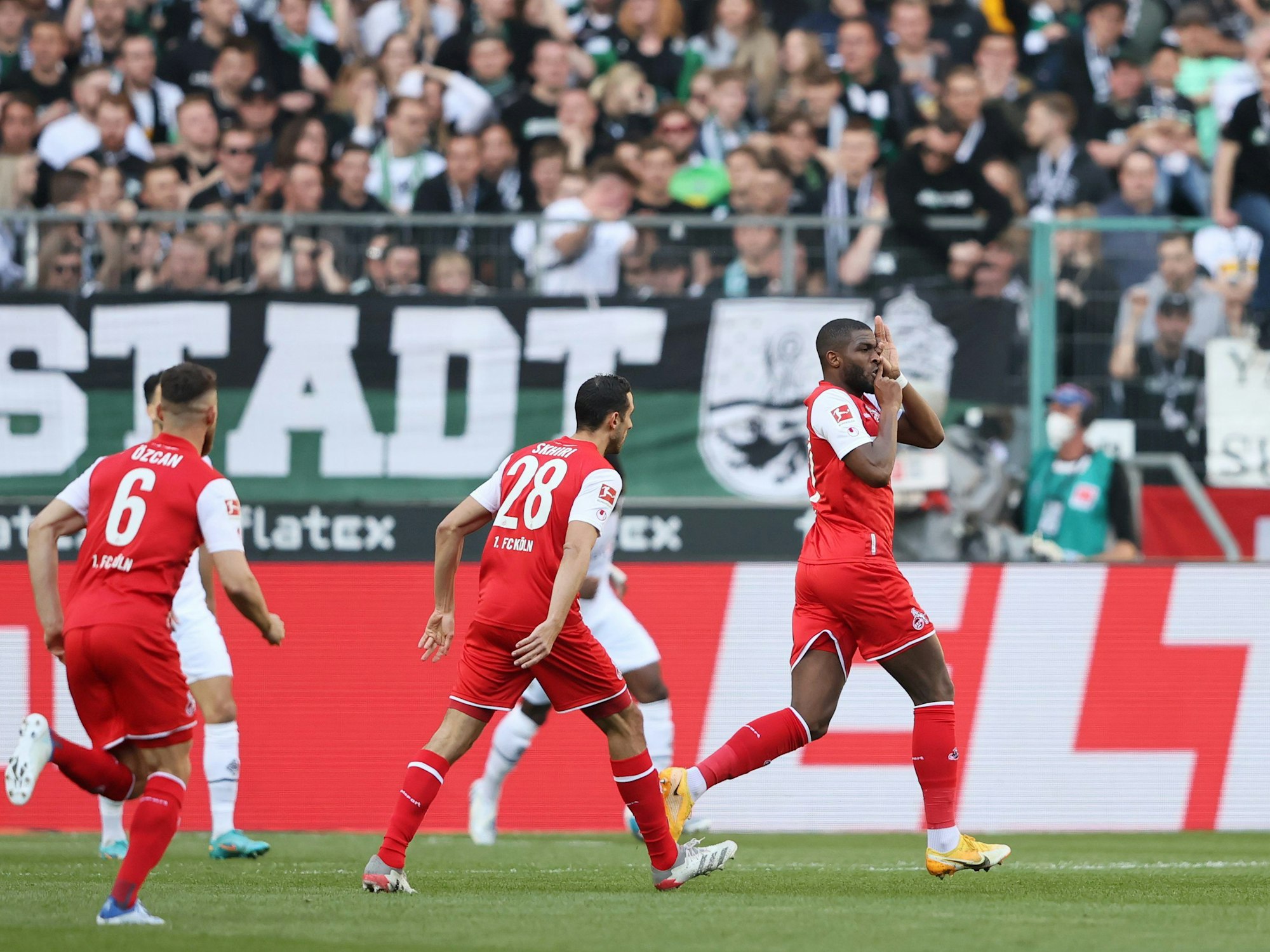 Anthony Modeste trifft für den 1. FC Köln gegen Borussia Mönchengladbach.
