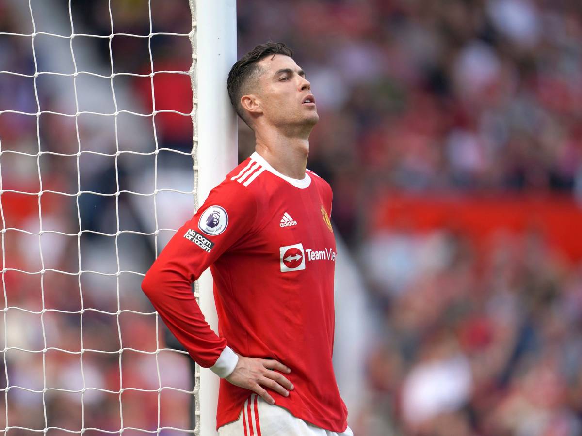 Manchester Uniteds Cristiano Ronaldo lehnt am Tor-Pfosten.