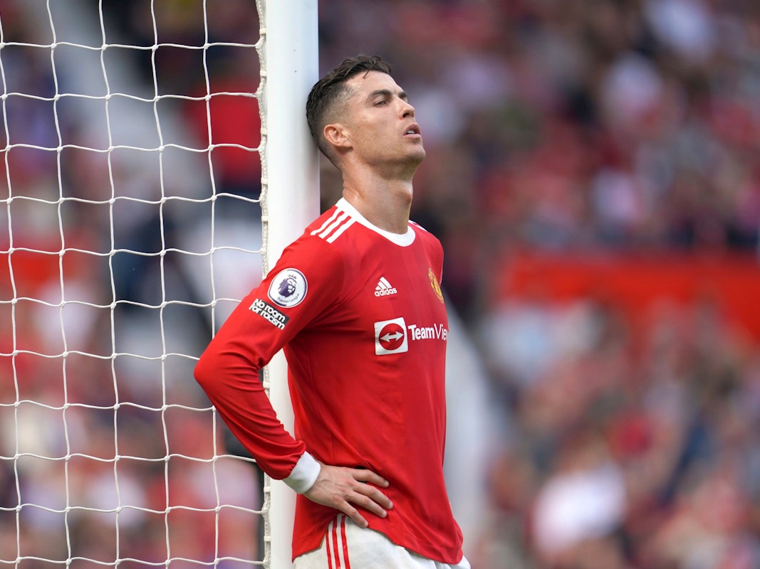 Manchester Uniteds Cristiano Ronaldo lehnt am Tor-Pfosten.