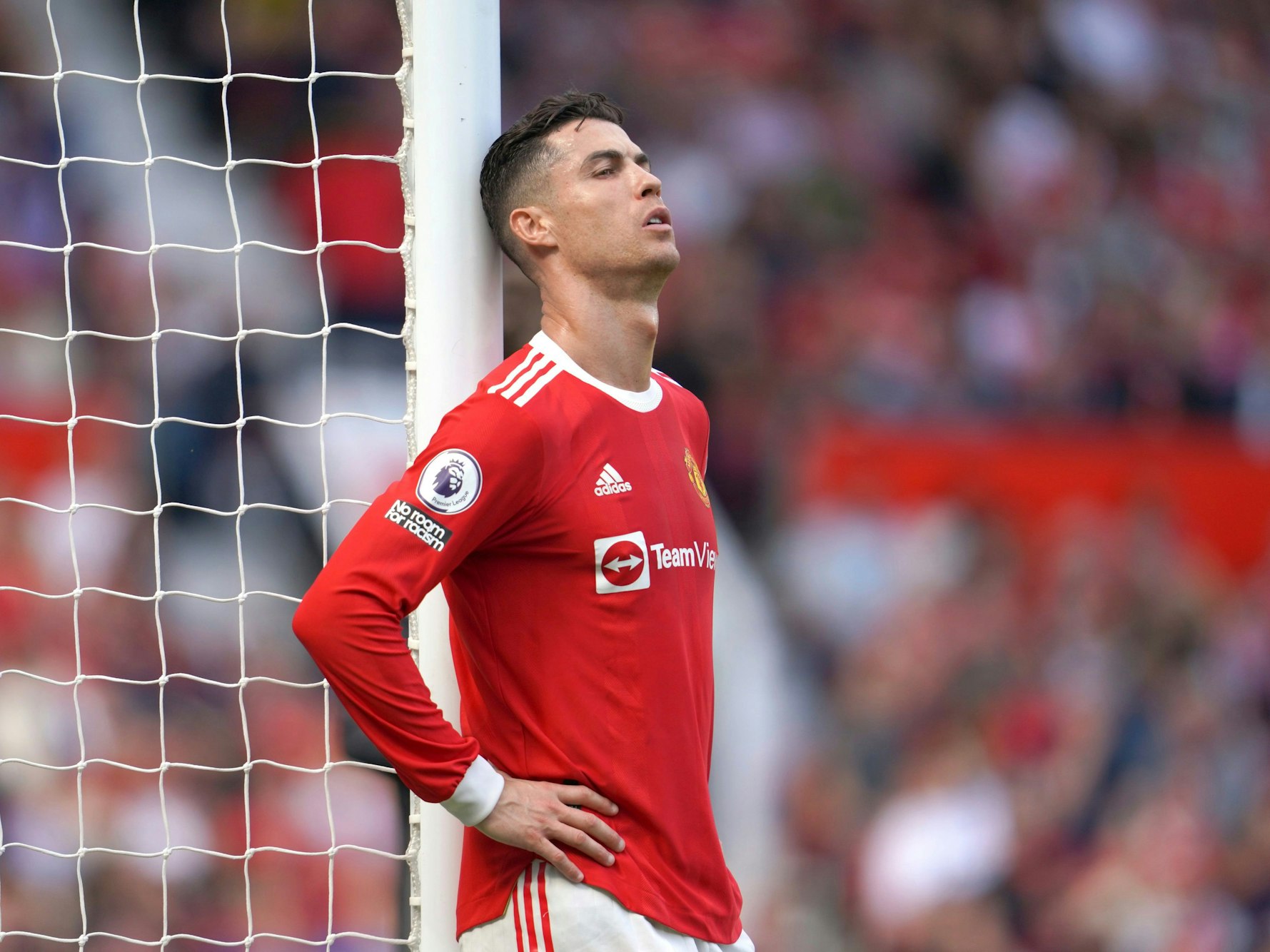 Manchester Uniteds Cristiano Ronaldo lehnt am Tor-Pfosten.