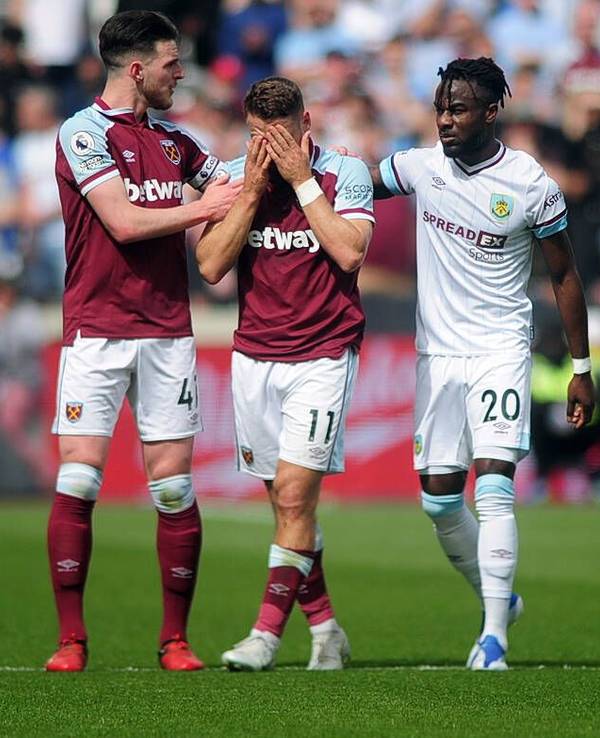 Nikola Vlasic (mitte) wird von seinem Teamkollegen Declan Rice (links) und Burnley-Profi Maxwell Cornet (rechts) getröstet.