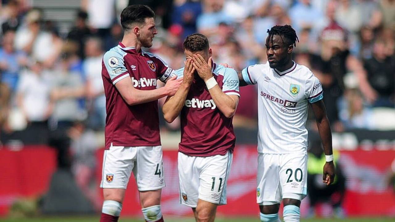 Nikola Vlasic (mitte) wird von seinem Teamkollegen Declan Rice (links) und Burnley-Profi Maxwell Cornet (rechts) getröstet.