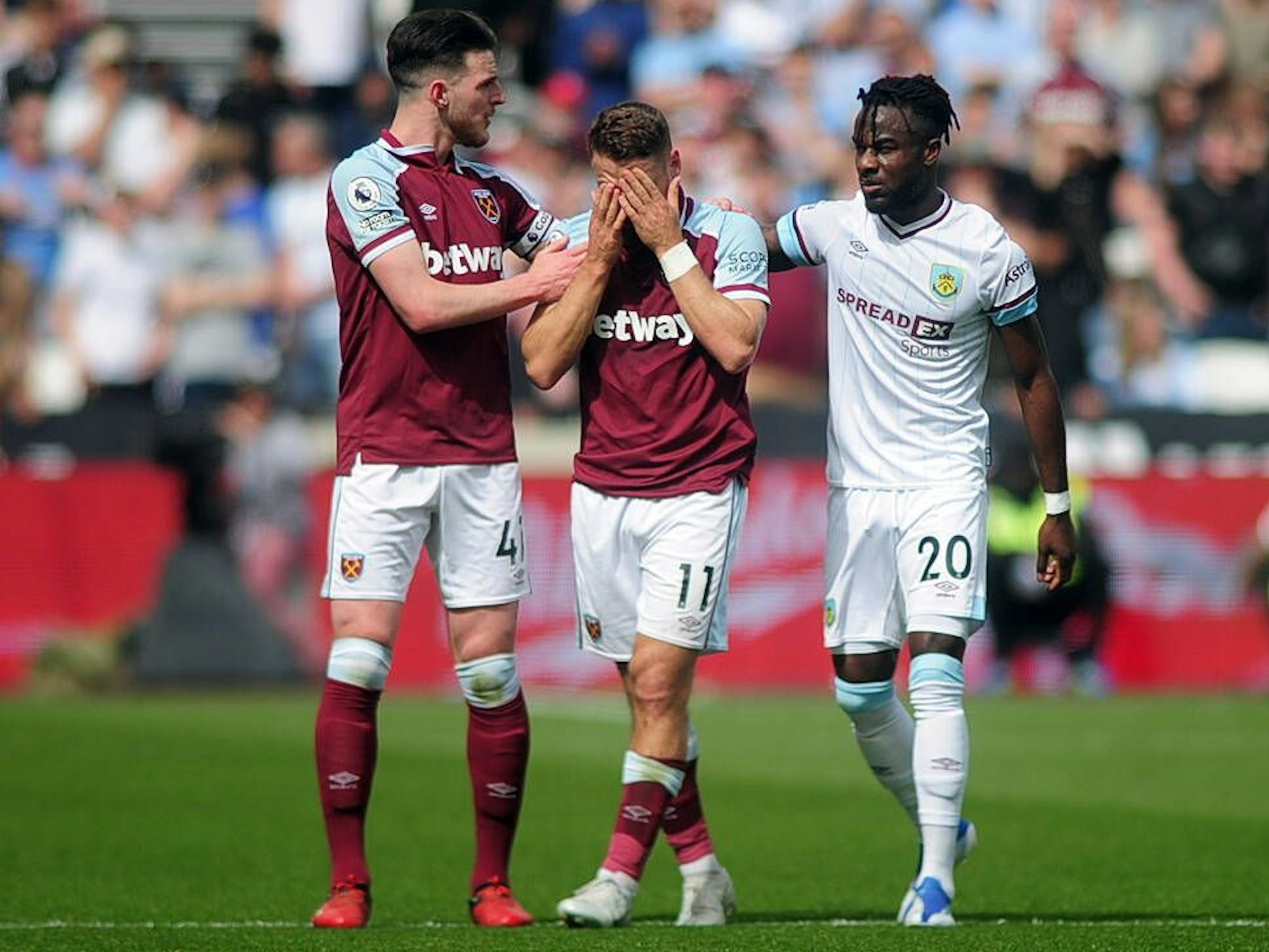 Nikola Vlasic (mitte) wird von seinem Teamkollegen Declan Rice (links) und Burnley-Profi Maxwell Cornet (rechts) getröstet.