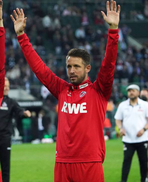 Dejan Ljubicic und Mark Uth lassen sich von den FC-Fan feiern.