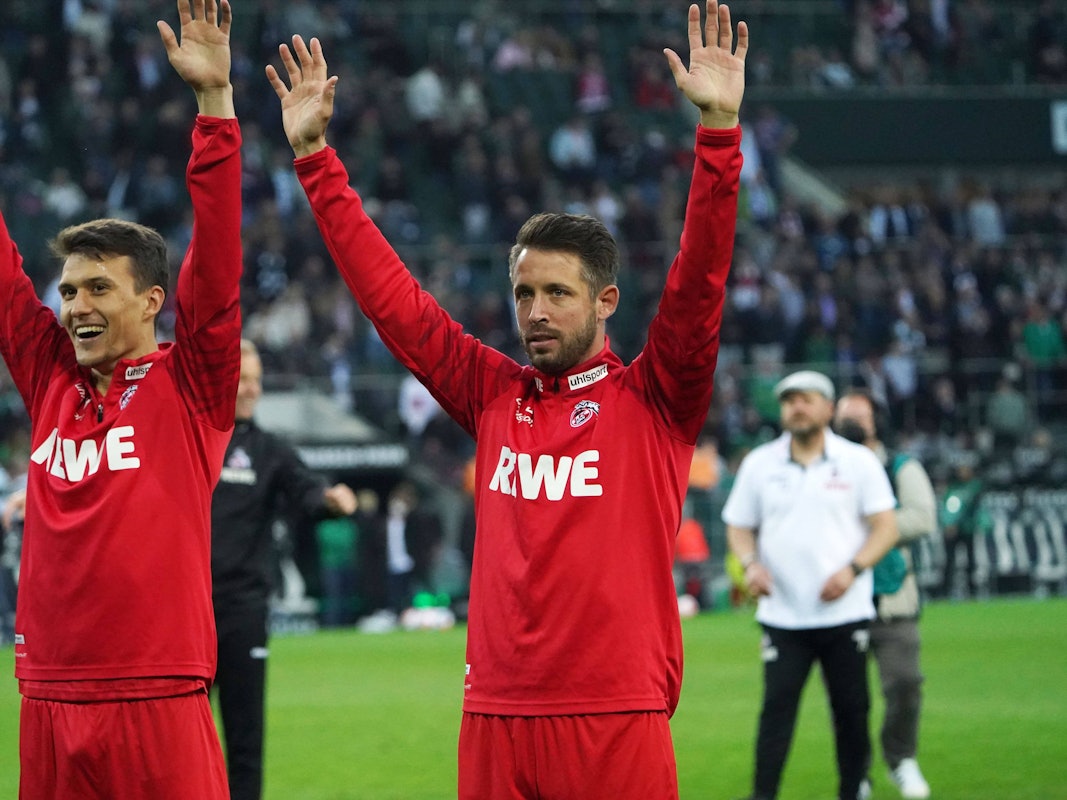 Dejan Ljubicic und Mark Uth lassen sich von den FC-Fan feiern.