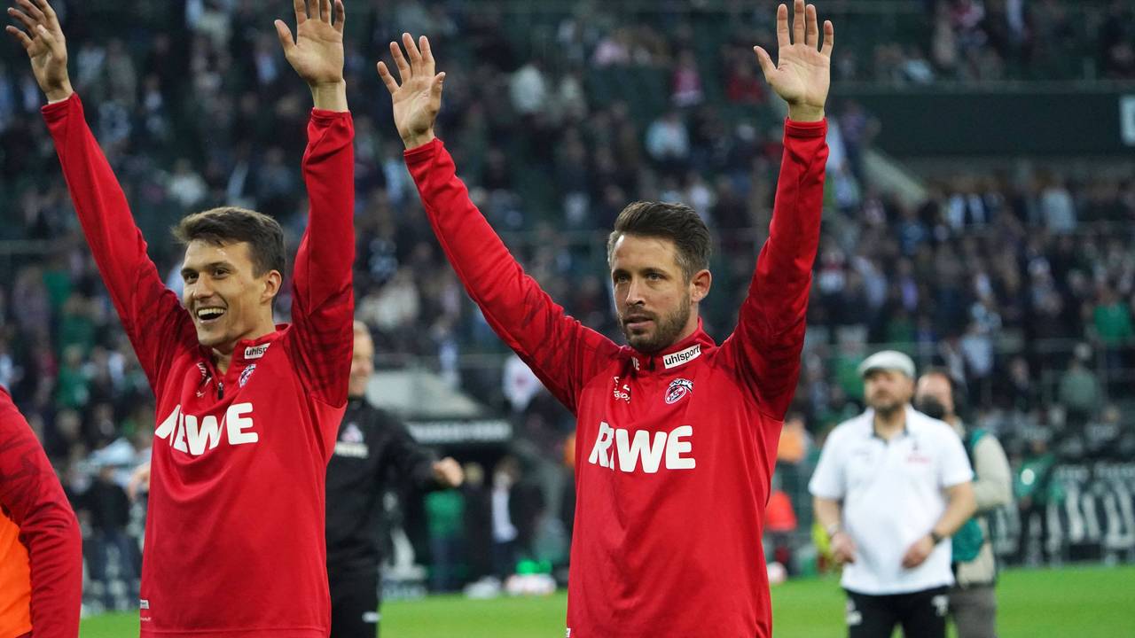 Dejan Ljubicic und Mark Uth lassen sich von den FC-Fan feiern.