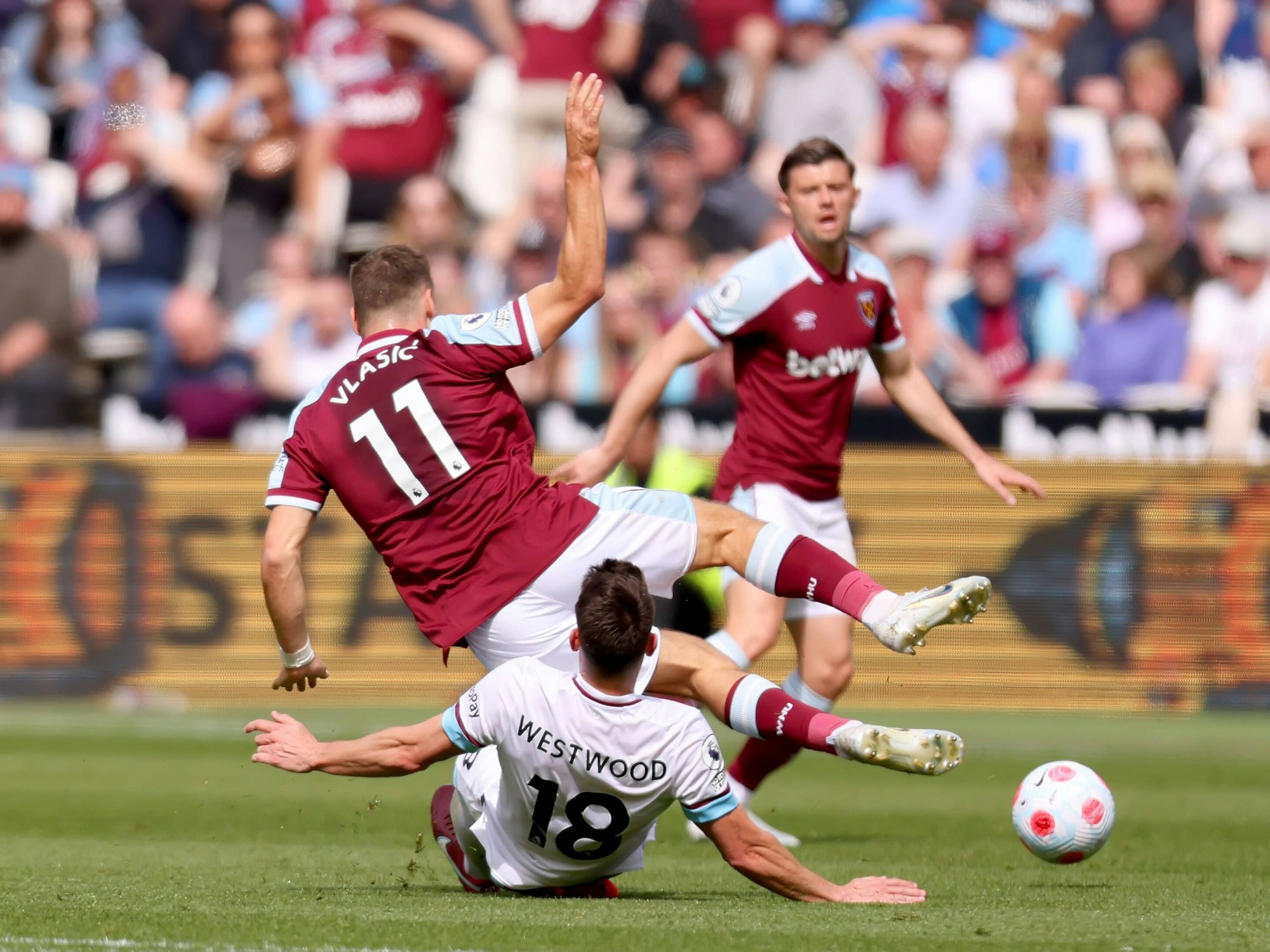 Ashley Westwood im Zweikampf mit Nikola Vlasic