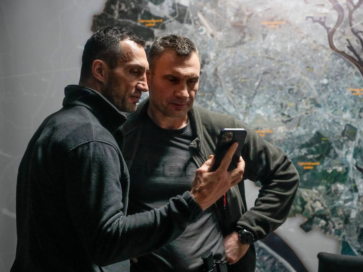 Vitali und Wladimir Klitschko kämpfen in der Ukraine für Frieden. Sie rechnen mittlerweile mit dem Schlimmsten, auch mit Atomwaffen, wie Vitali Klitschko nun in einem Fernsehinterview offenbarte.