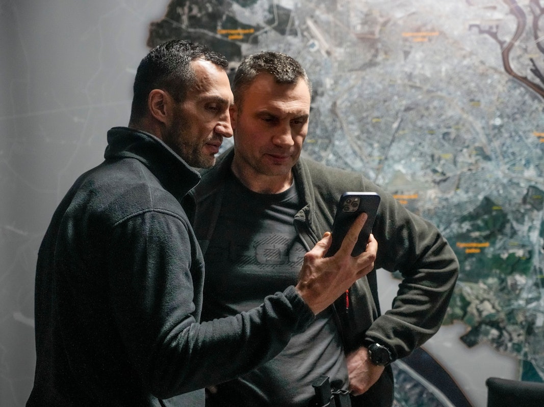 Vitali und Wladimir Klitschko kämpfen in der Ukraine für Frieden. Sie rechnen mittlerweile mit dem Schlimmsten, auch mit Atomwaffen, wie Vitali Klitschko nun in einem Fernsehinterview offenbarte.