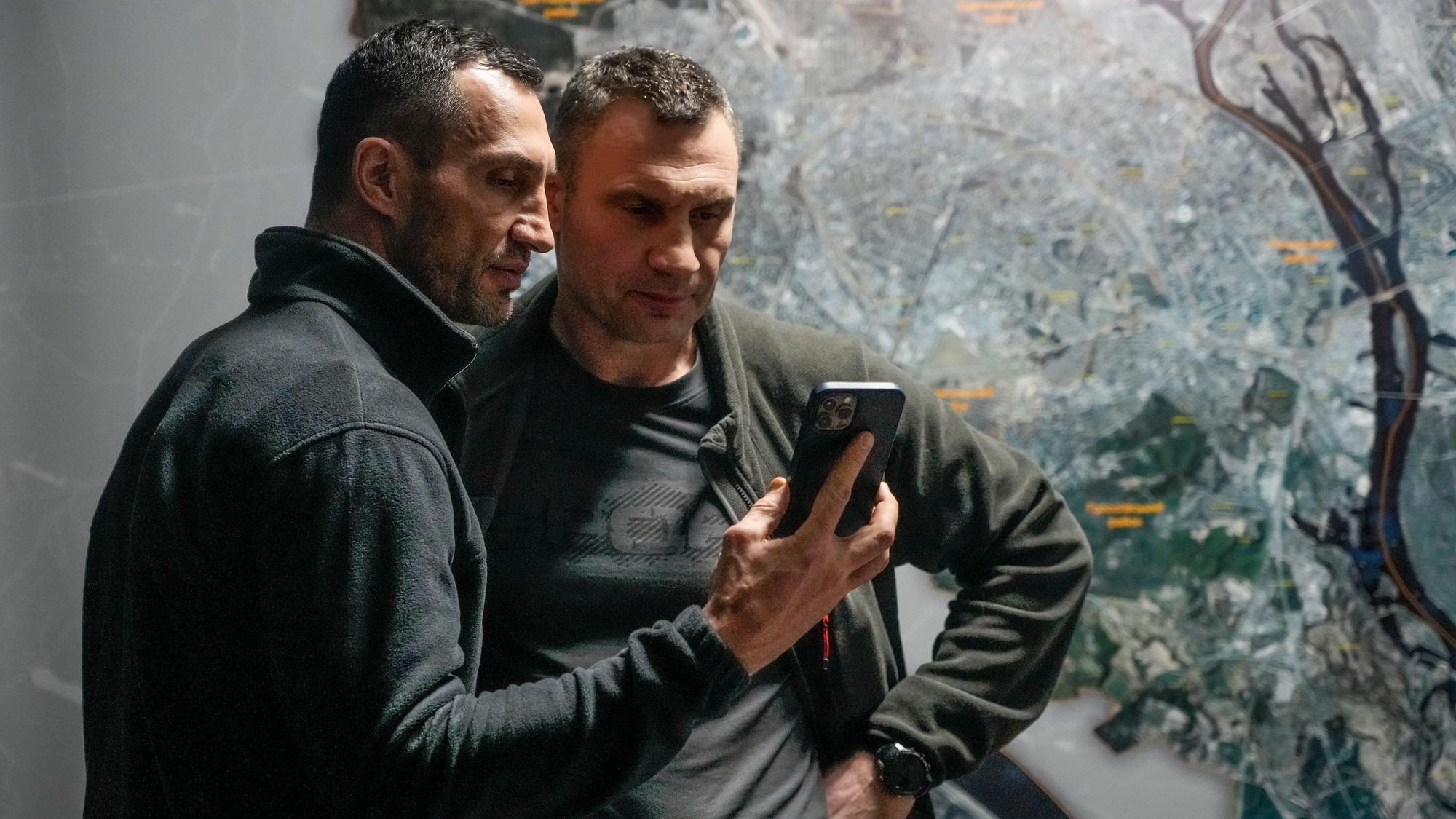 Vitali und Wladimir Klitschko kämpfen in der Ukraine für Frieden. Sie rechnen mittlerweile mit dem Schlimmsten, auch mit Atomwaffen, wie Vitali Klitschko nun in einem Fernsehinterview offenbarte.