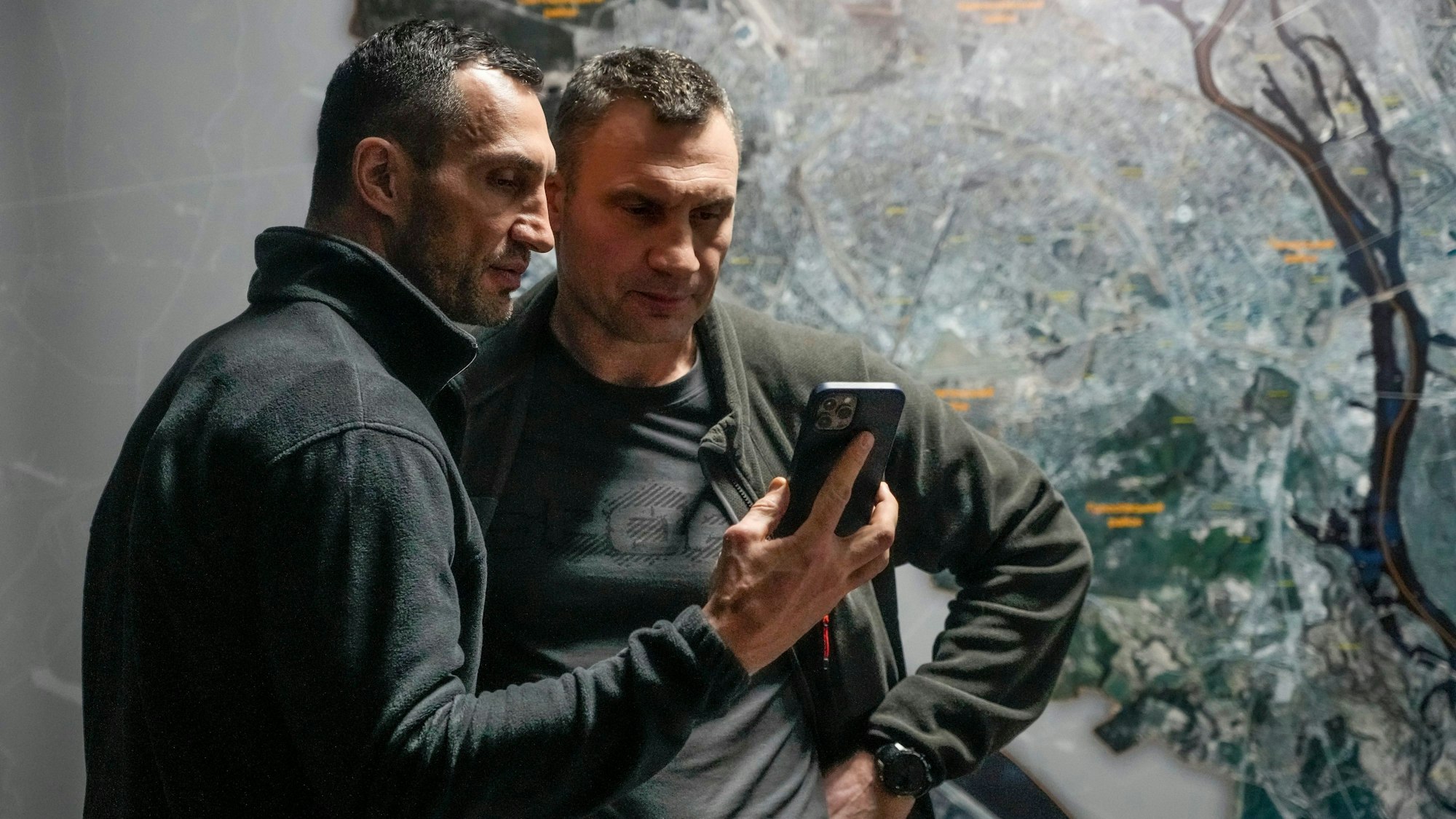 Vitali und Wladimir Klitschko kämpfen in der Ukraine für Frieden. Sie rechnen mittlerweile mit dem Schlimmsten, auch mit Atomwaffen, wie Vitali Klitschko nun in einem Fernsehinterview offenbarte.
