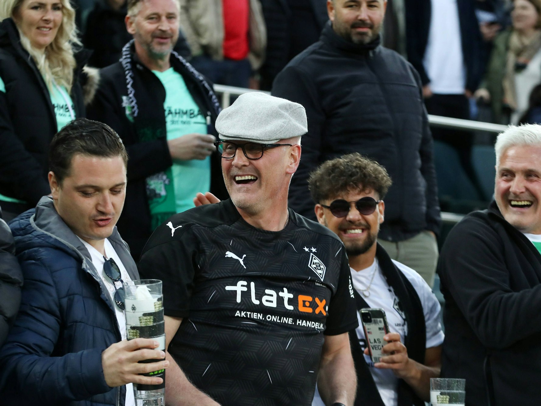 Ein Gladbach-Fan ergatterte die Schiebermütze von Steffen Baumgart.