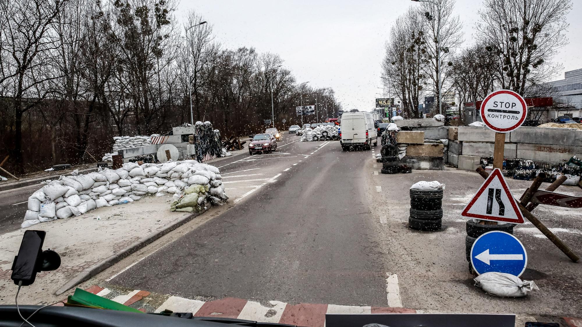Fahrzeuge passieren einen militärischen Kontrollpunkt in Lwiw, während die russische Invasion in der Ukraine weitergeht.