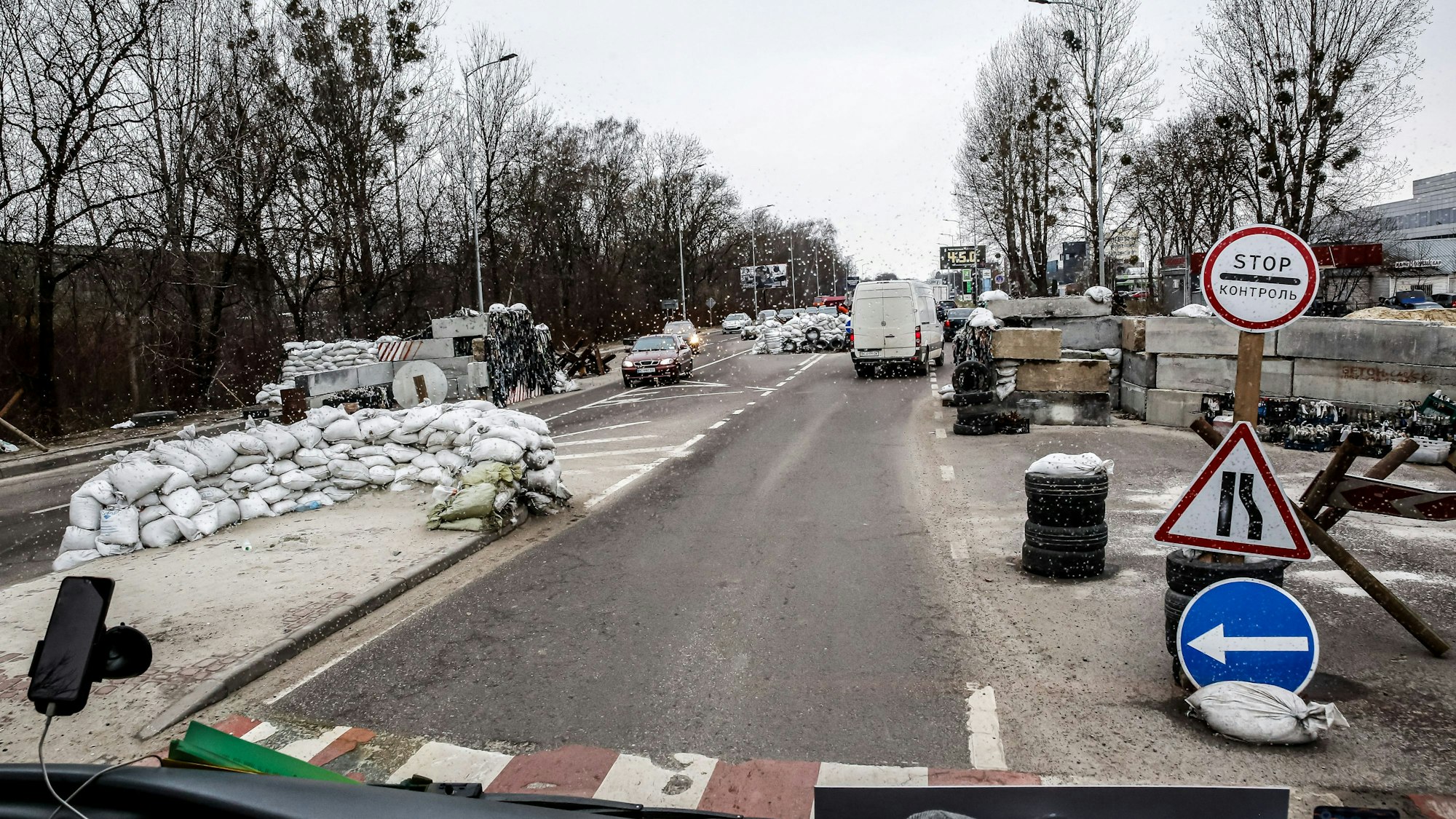 Fahrzeuge passieren einen militärischen Kontrollpunkt in Lwiw, während die russische Invasion in der Ukraine weitergeht.