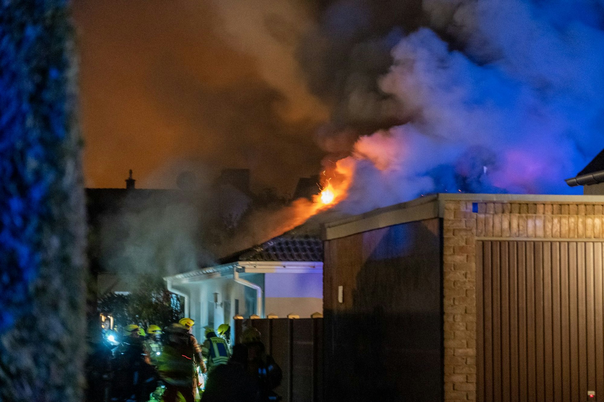 Feuerwehreinsatz an einem brennenden Wohnhaus in Stommeln.