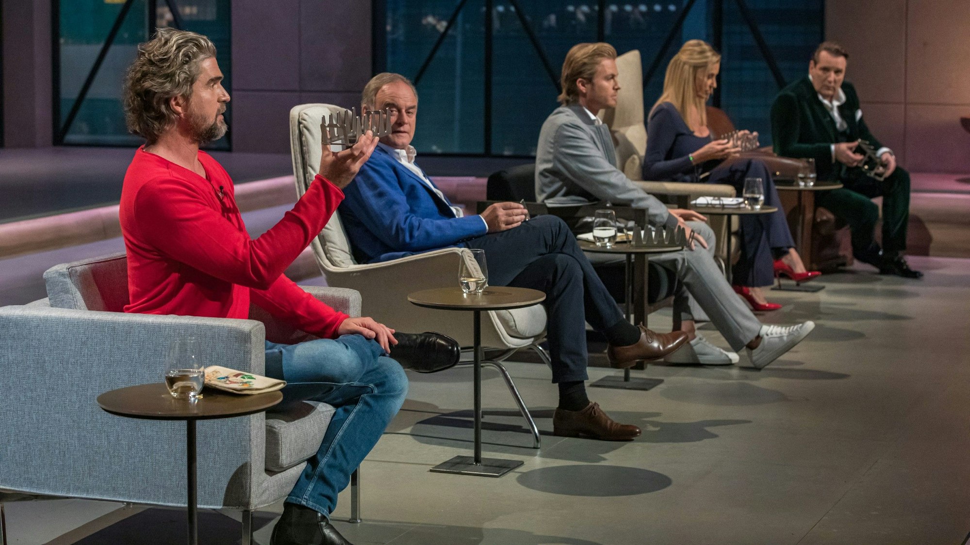 „Die Höhle der Löwen“: Ralf Dümmel (rechts) will das Grillzubehör unbedingt haben, Dagmar Wöhrl aber auch.