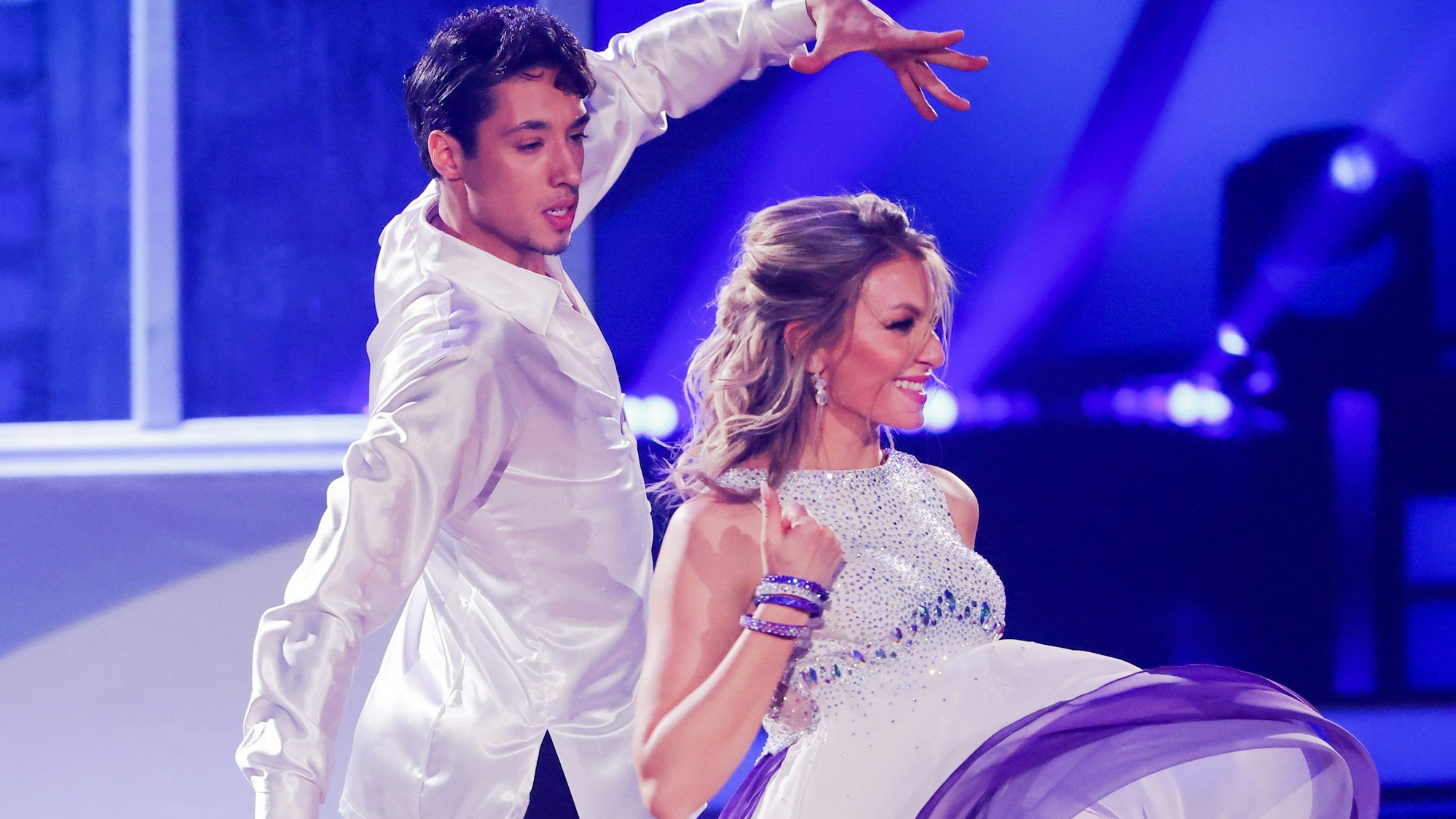 Rene Casselly, Zirkusartist, und Regina Luca, Profitänzerin, tanzen in der RTL-Tanzshow "Let's Dance".