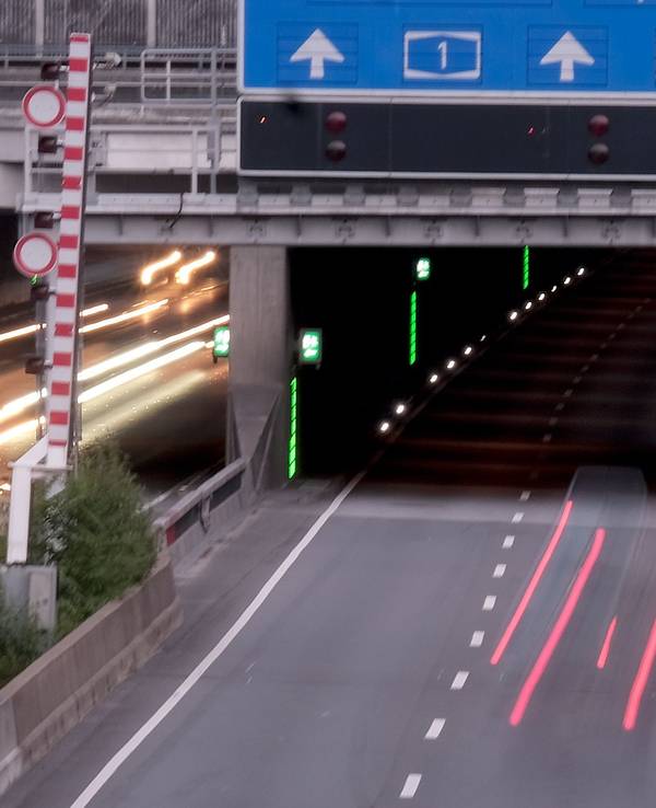Die A1 am Autobahntunnel Köln-Lövenich.