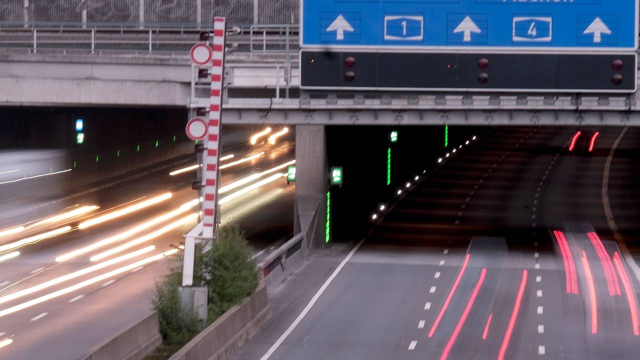 Die A1 am Autobahntunnel Köln-Lövenich.