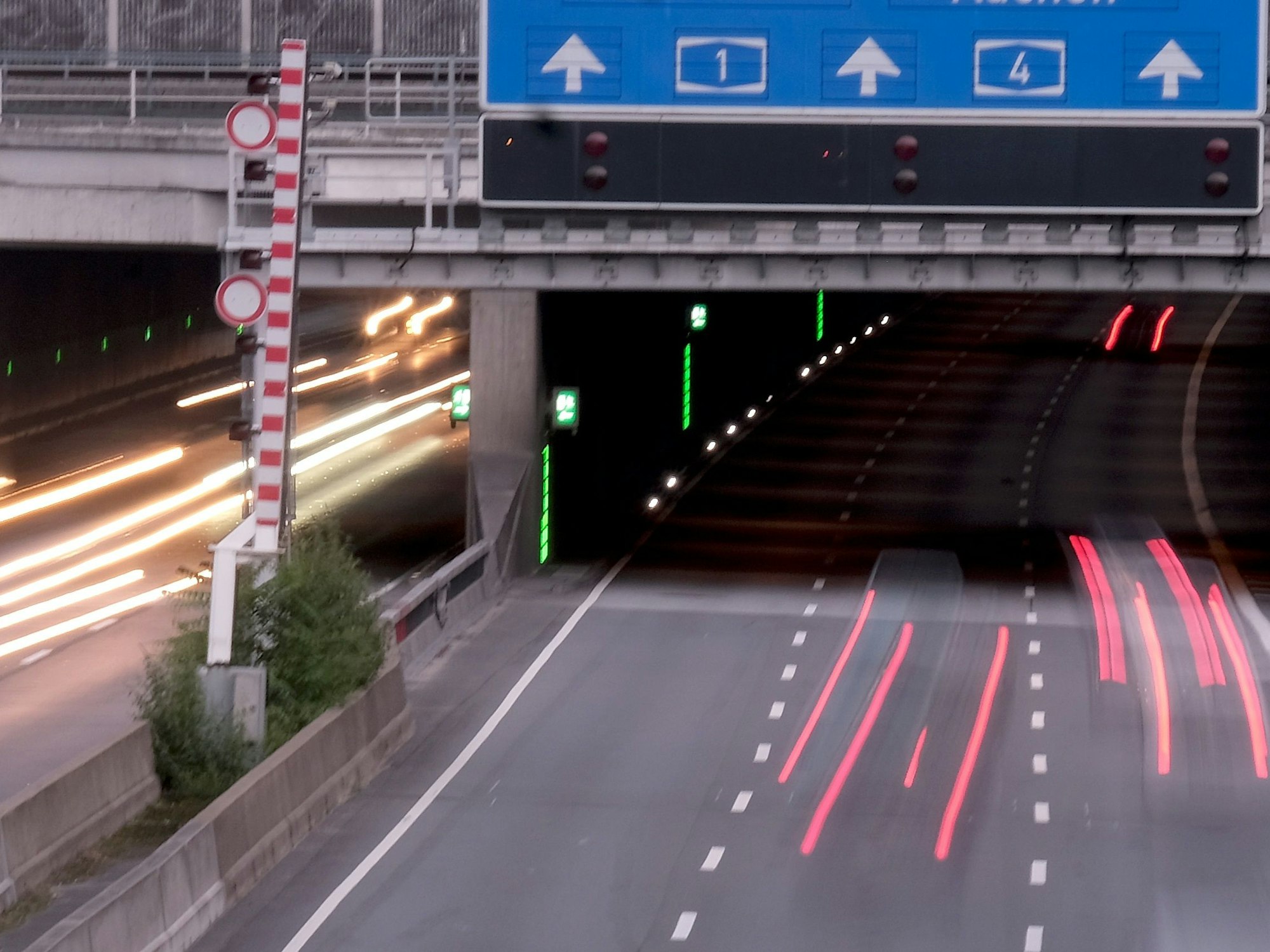 Die A1 am Autobahntunnel Köln-Lövenich.