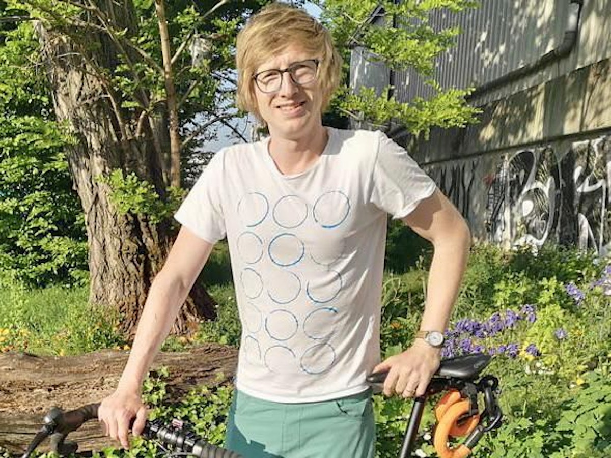 Moritz Fischer steht vor seinem Fahrrad. Dem Kölner wurde sein geliebtes Rad gestohlen.