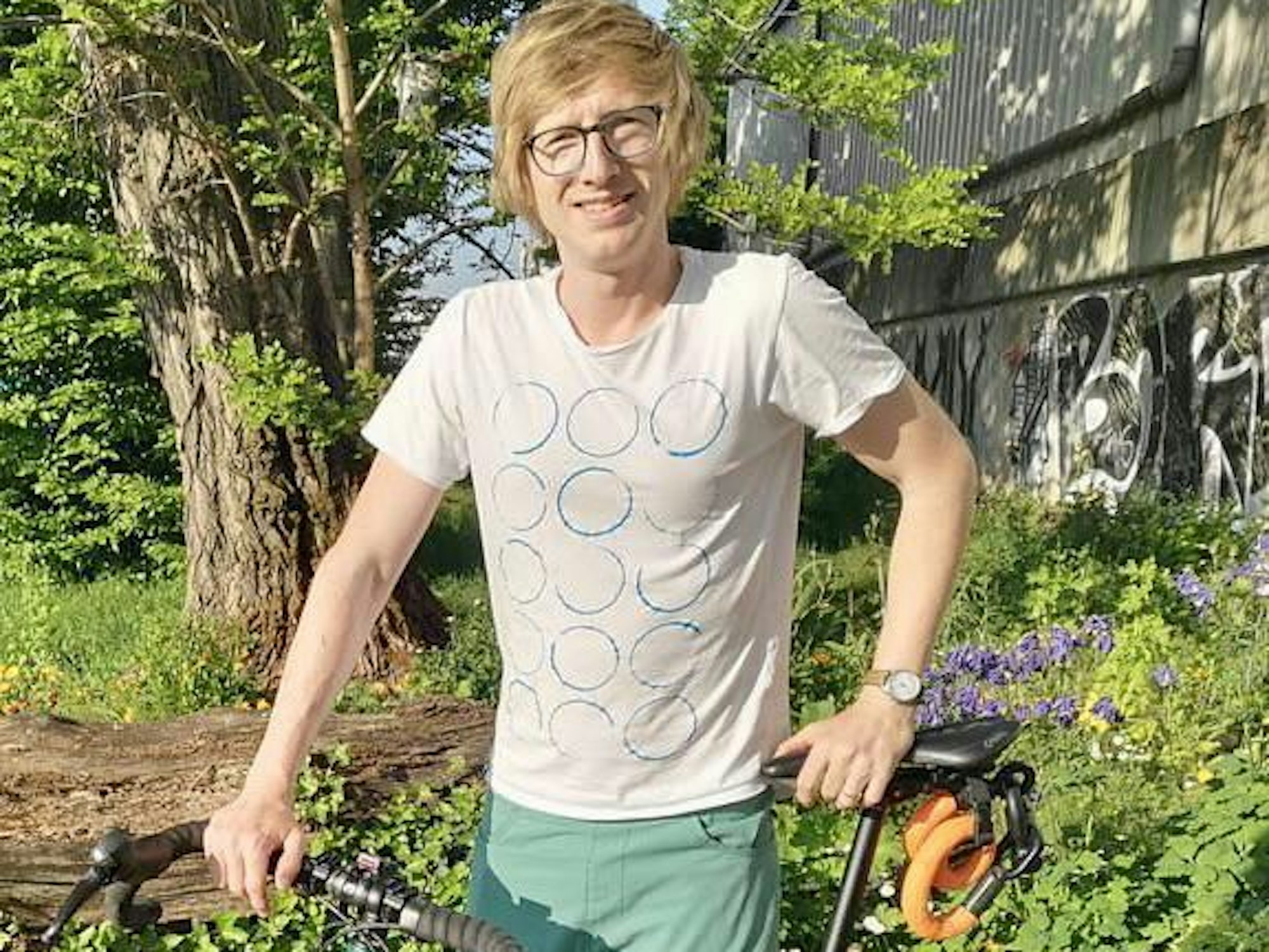 Moritz Fischer steht vor seinem Fahrrad. Dem Kölner wurde sein geliebtes Rad gestohlen.