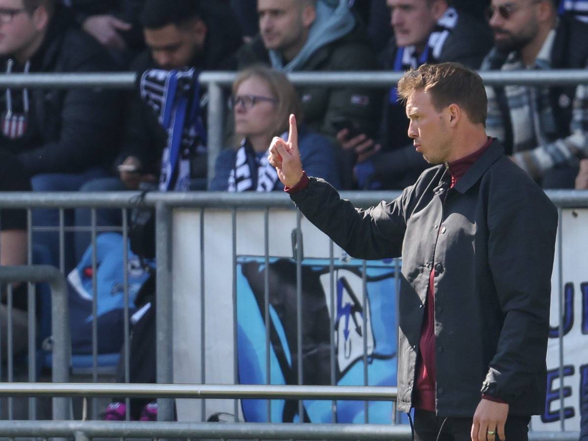 Julian Nagelsmann, Trainer des FC Bayern München, am 17. April 2022 beim Auswärtsspiel bei Arminia Bielefeld.