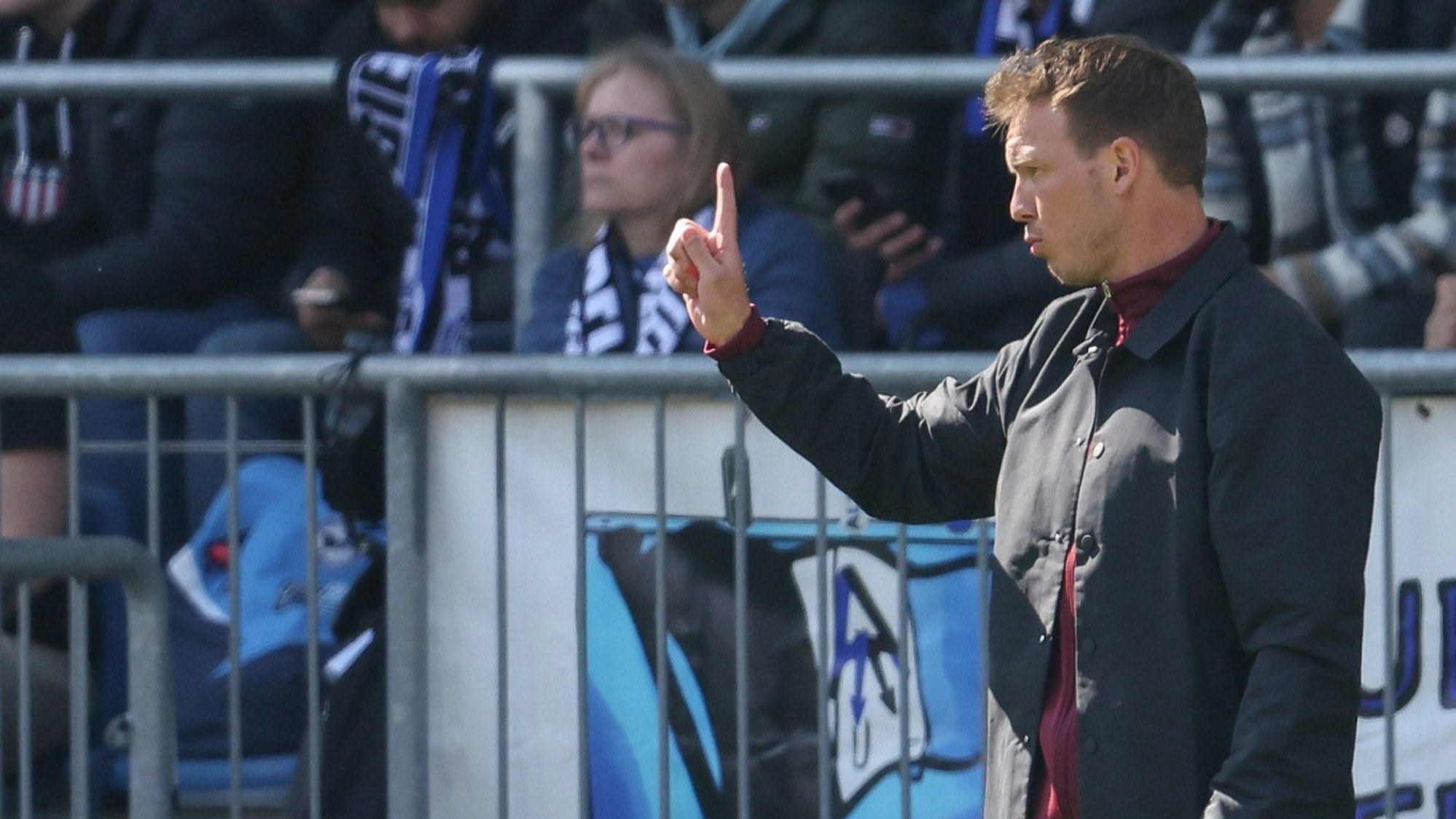 Julian Nagelsmann, Trainer des FC Bayern München, am 17. April 2022 beim Auswärtsspiel bei Arminia Bielefeld.