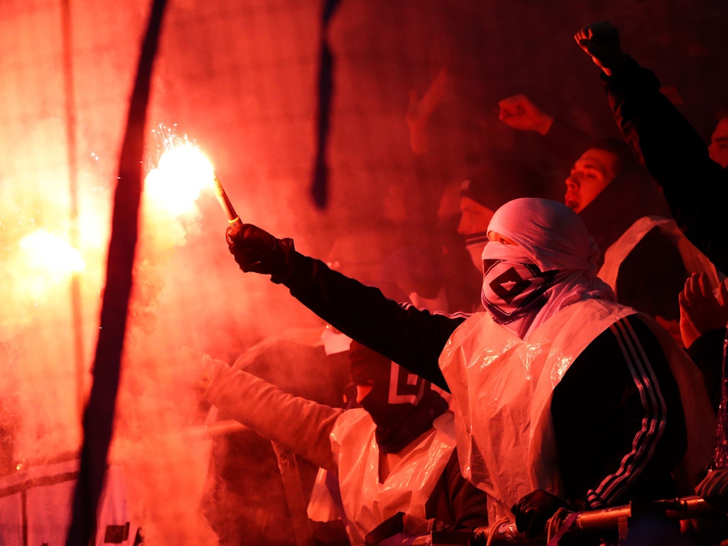 Ein Fan des Hamburger SV brennt Pyrotechnik ab.