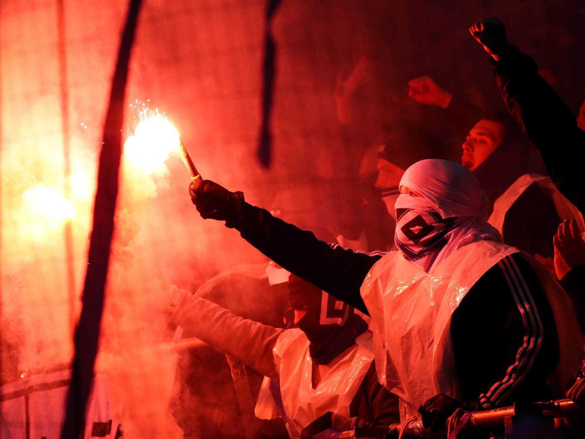 Szenen aus dem Spiel zwischen dem Hamburger SV und dem FC St. Pauli im Volksparkstadion. Fans des Hamburger SC brennen Pyrotechnik ab.