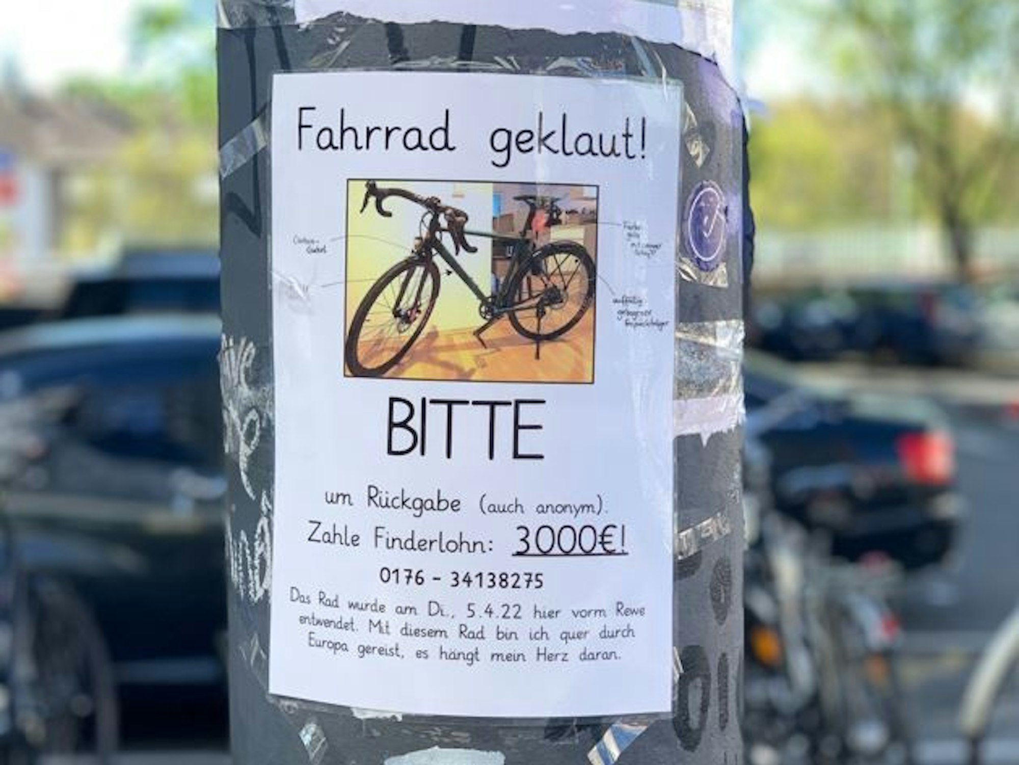 Ein Zettel mit einem Foto von einem Fahrrad hängt an einem Laternenmast. Mit diesem Foto sucht Moritz Fischer (40) nach seinem geklauten Fahrrad. Dem Finder verspricht er 3000 Euro Finderlohn.