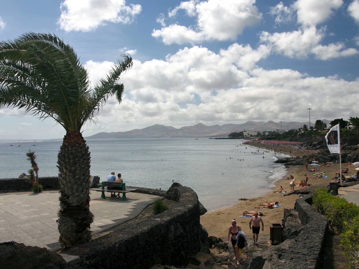 Wolken ziehen über den Strand von Puerto del Carmen auf der zu Spanien gehörenden Insel Lanzarote, aufgenommen am 12. September 2006.
