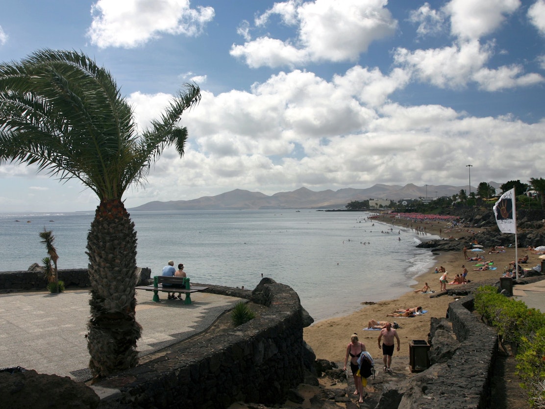 Wolken ziehen über den Strand von Puerto del Carmen auf der zu Spanien gehörenden Insel Lanzarote, aufgenommen am 12. September 2006.