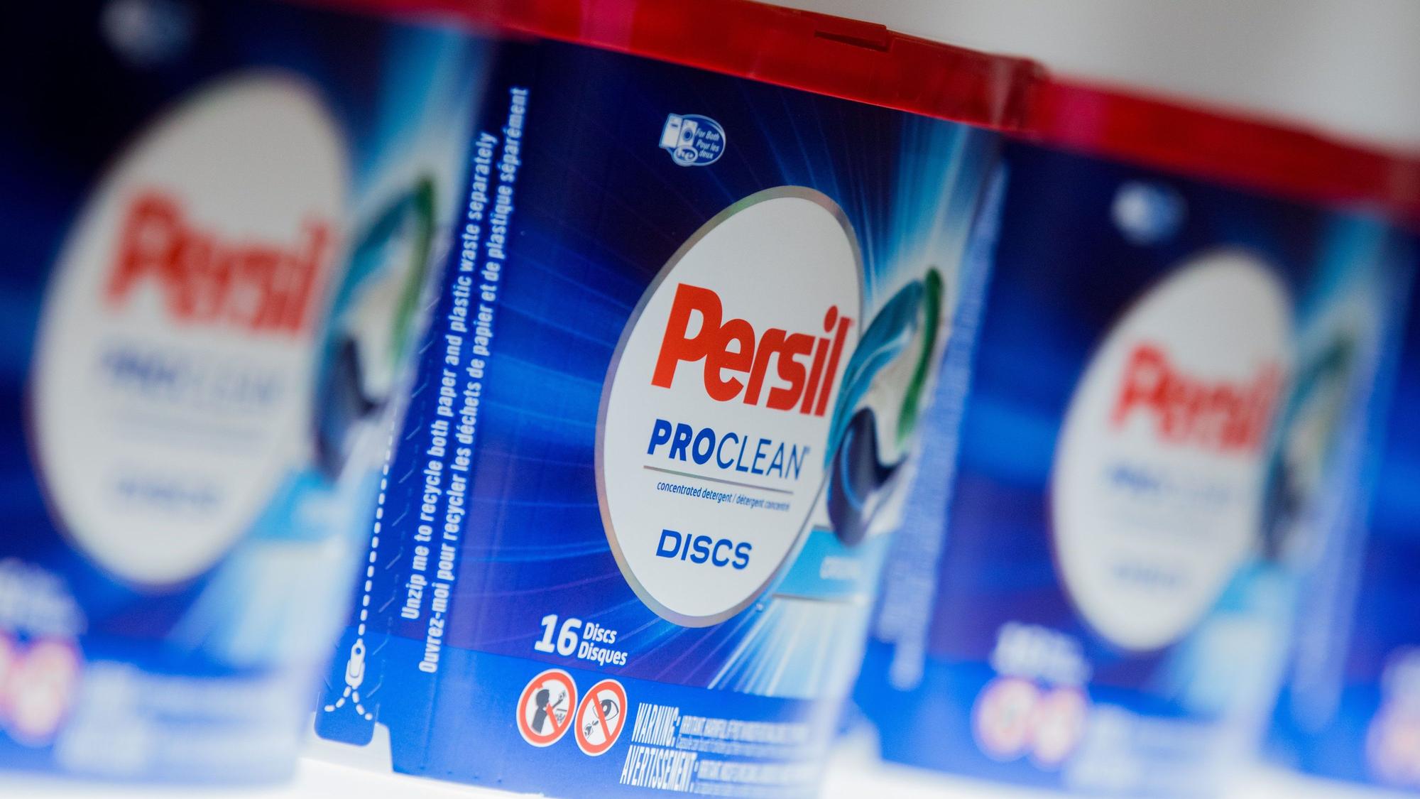 Das Waschmittel Persil von Henkel steht in unserem Archivbild aus dem Jahr 2019 auf einem Leuchtband. Henkel zieht sich nun doch aus Russland zurück.