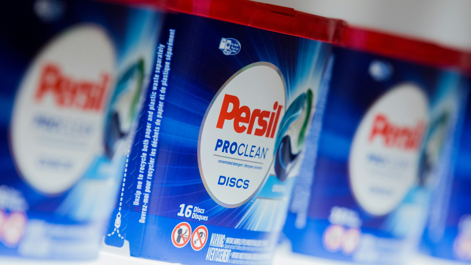 Das Waschmittel Persil von Henkel steht in unserem Archivbild aus dem Jahr 2019 auf einem Leuchtband. Henkel zieht sich nun doch aus Russland zurück.