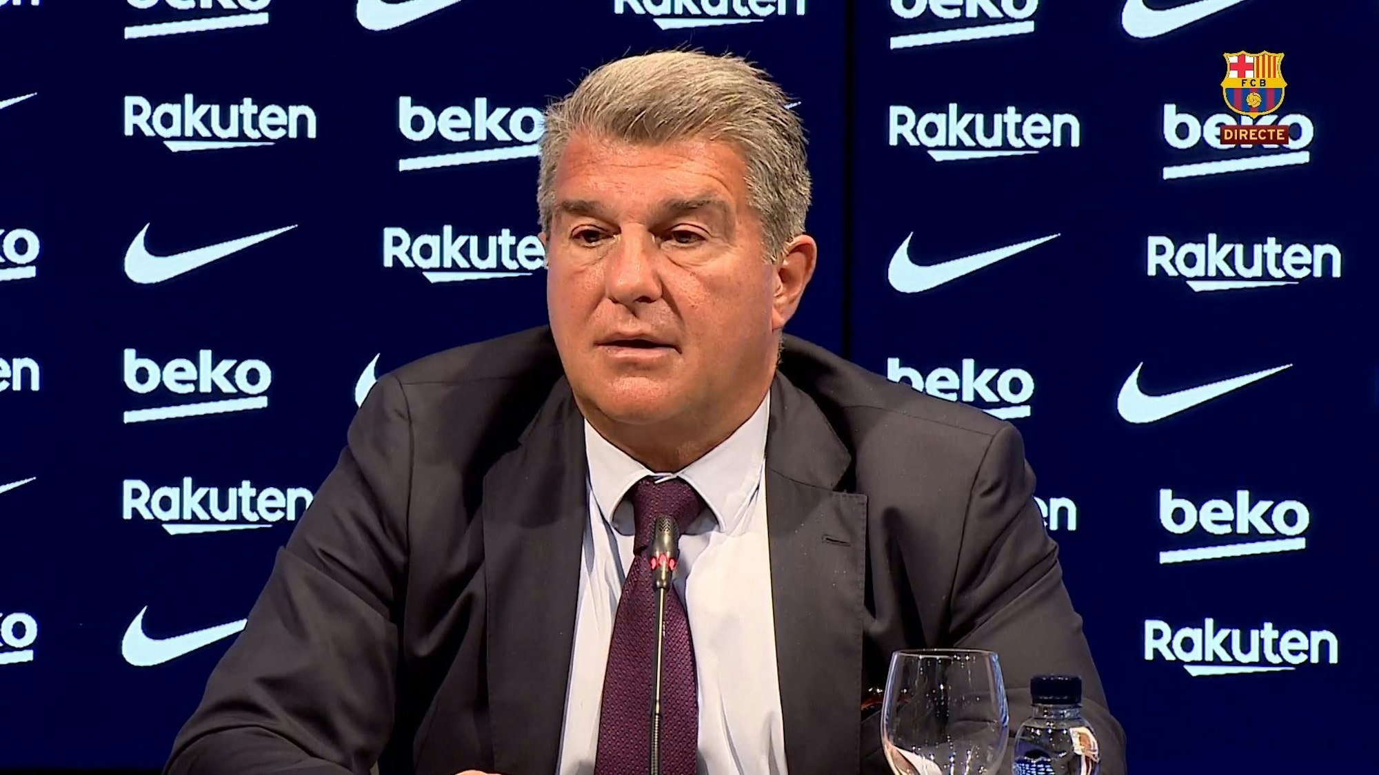 Joan Laporta, Präsident des FC Barcelona, spricht auf einer Pressekonferenz.